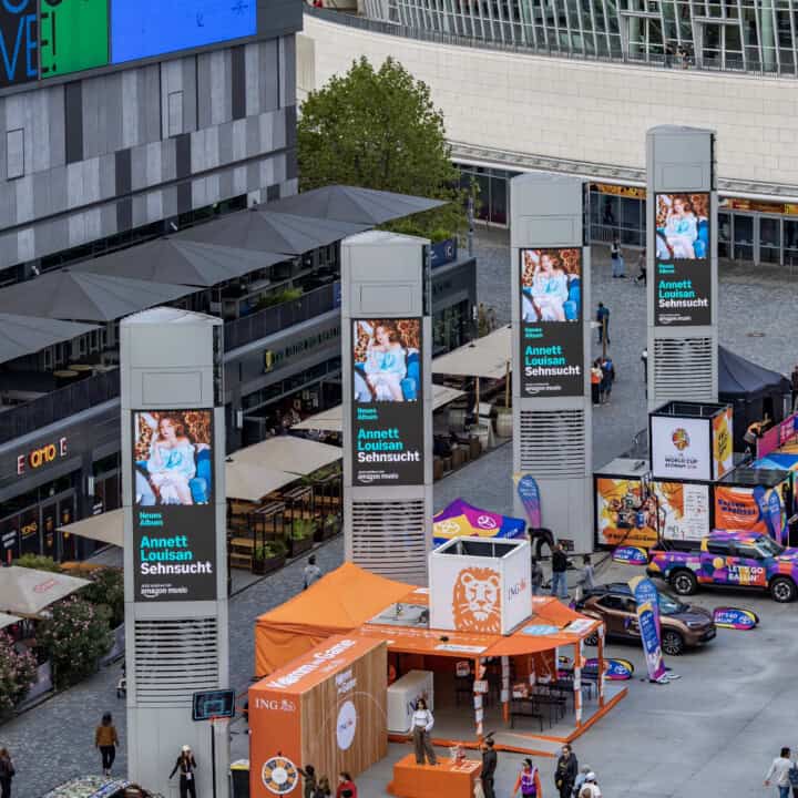 Annett Louisan ziert den Uber Platz in Berlin